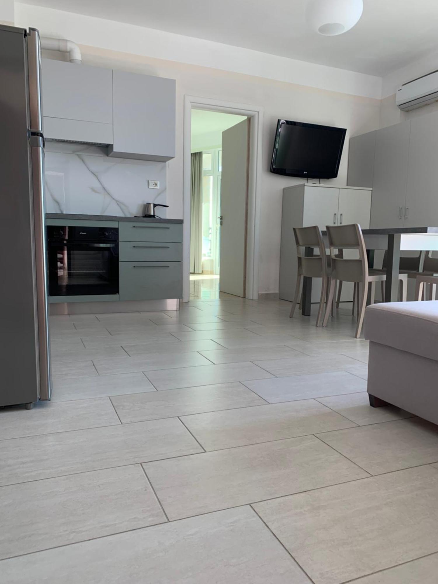 Guest - Sea Breeze Apartments ساراندا المظهر الخارجي الصورة
